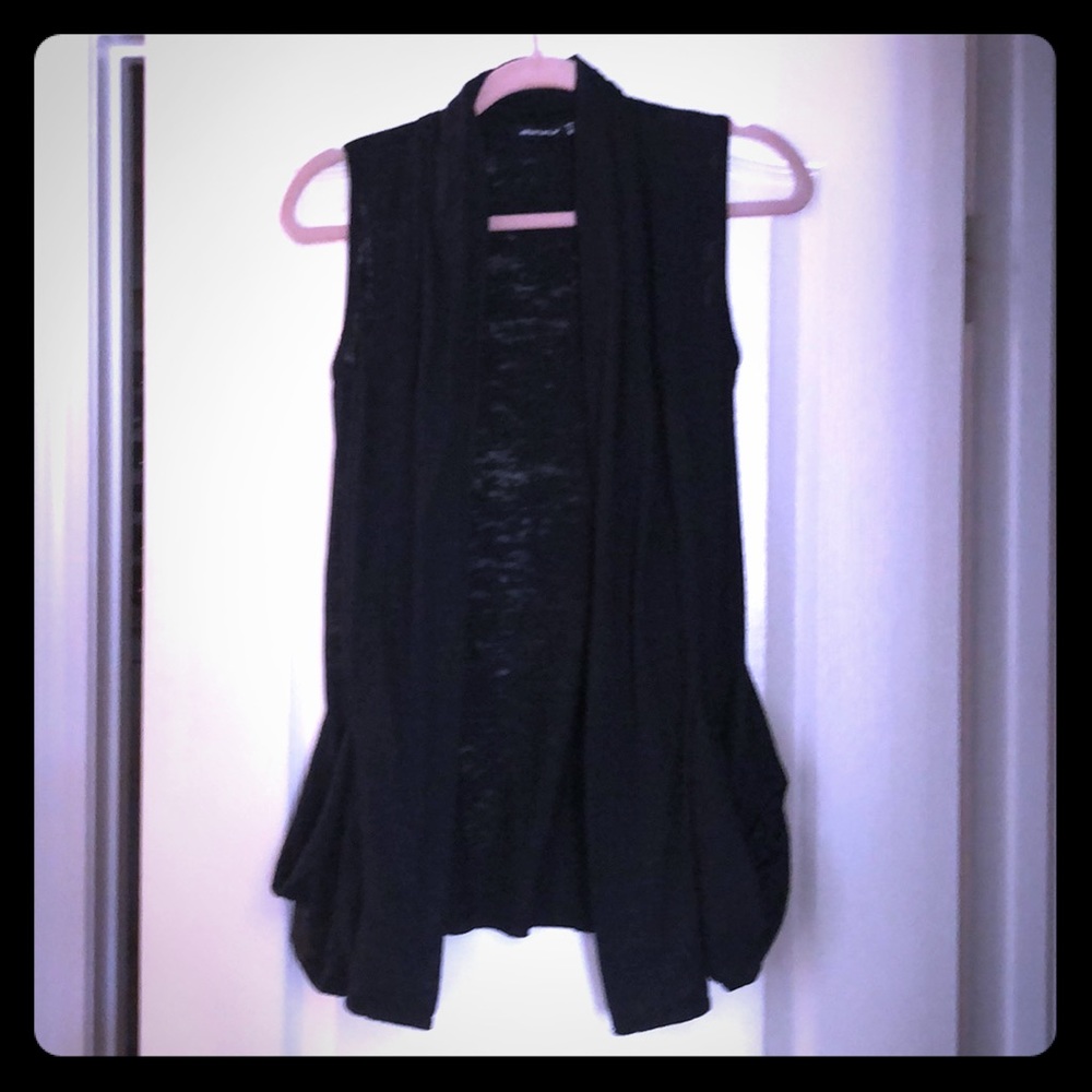 Never warn Sleeveless distressed black shrug